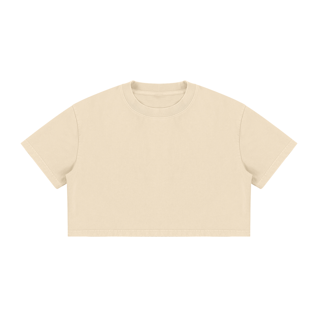 Camiseta corta (crop top) de color beige sobre fondo blanco