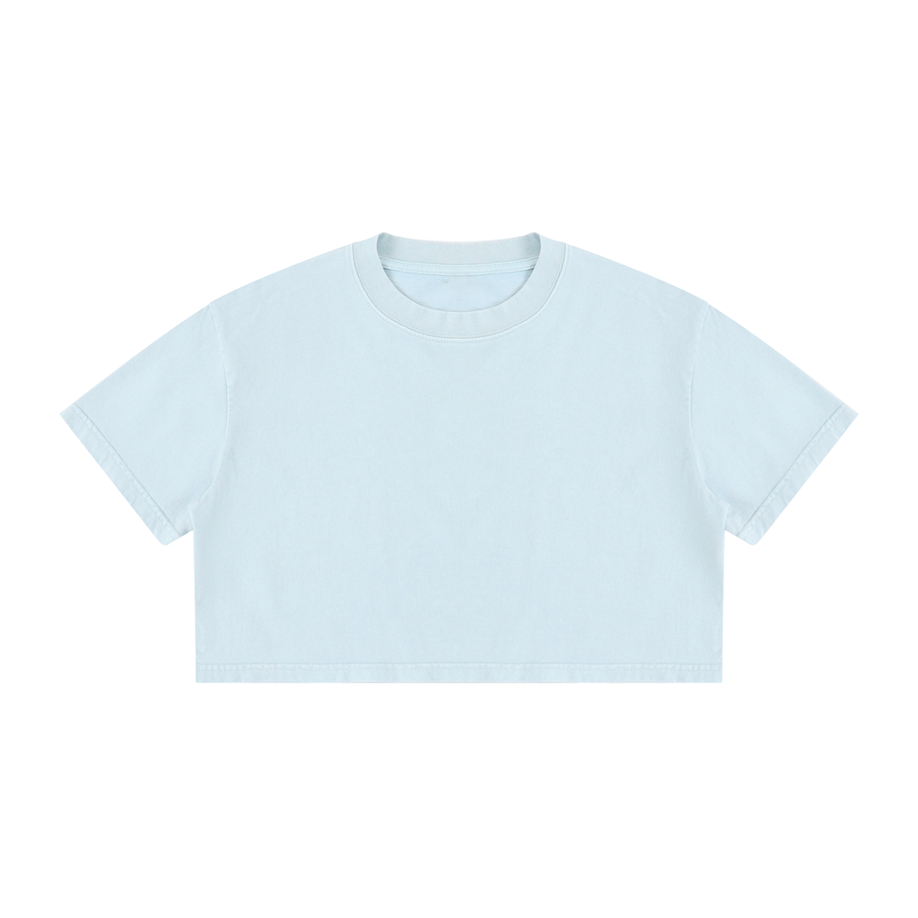 Camiseta corta (crop top) azul claro sobre fondo blanco