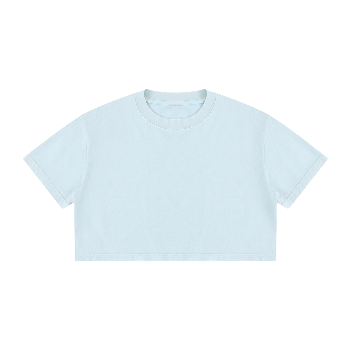 Camiseta corta (crop top) azul claro sobre fondo blanco