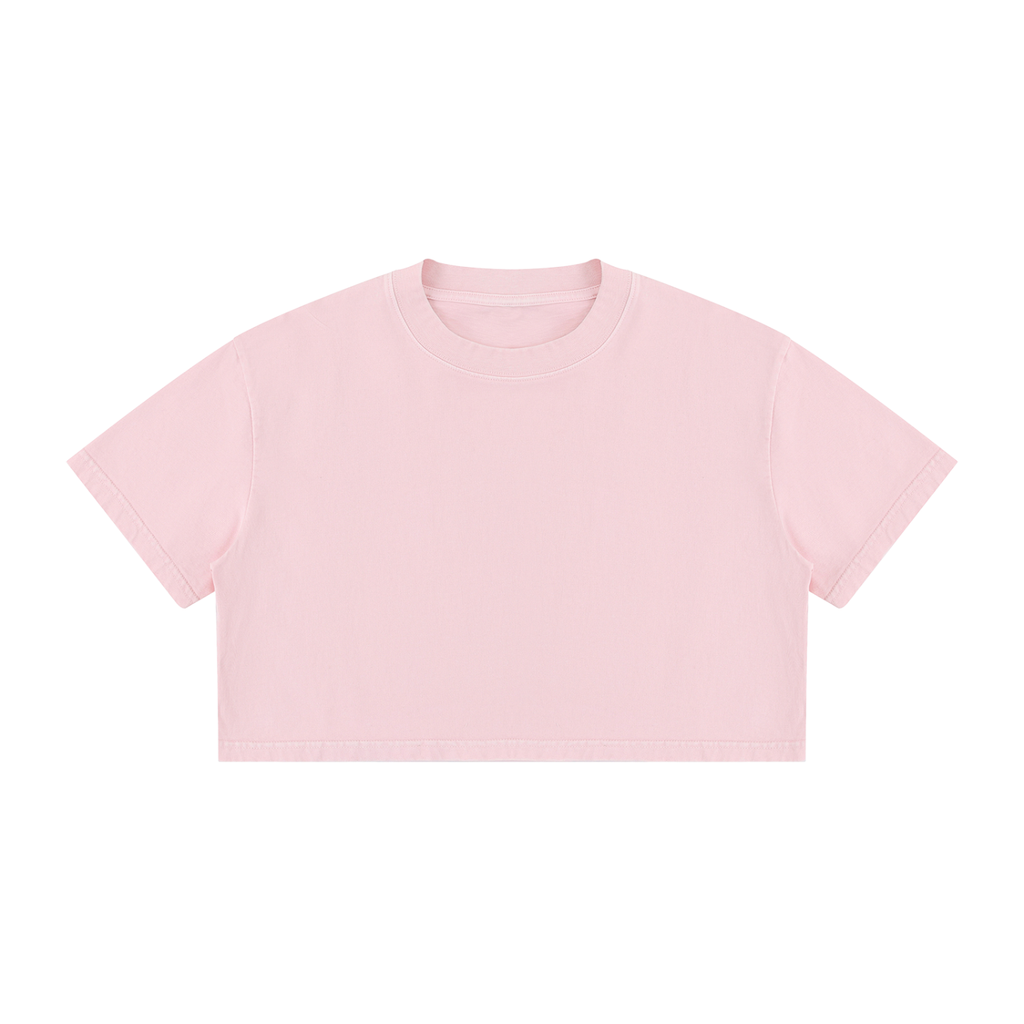 Camiseta rosa tipo *crop top* sobre fondo blanco