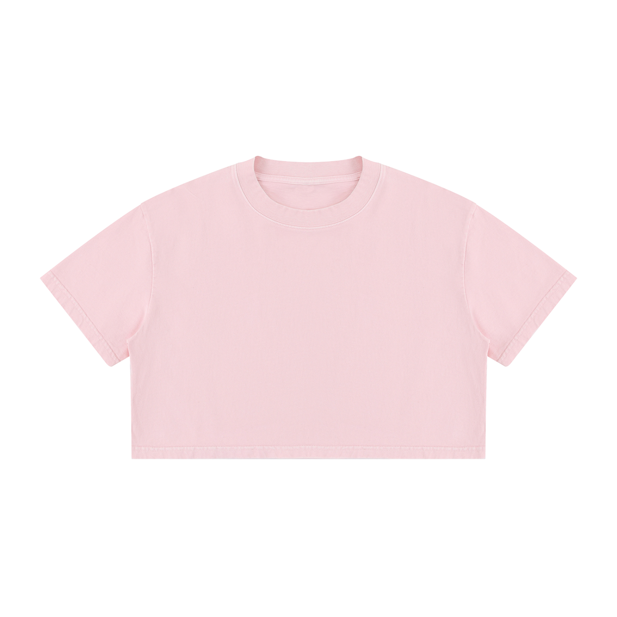 Camiseta rosa tipo *crop top* sobre fondo blanco