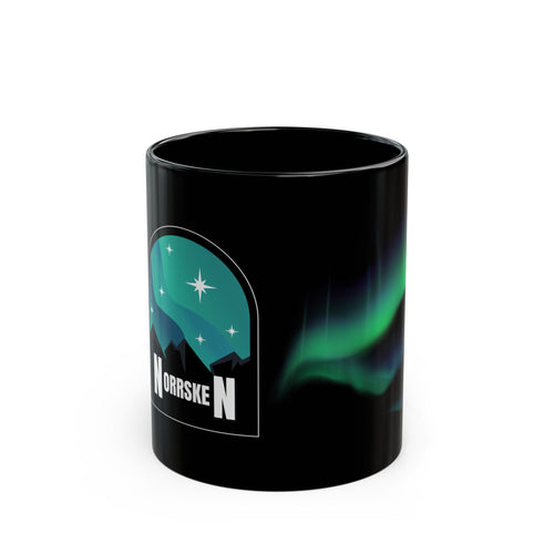 Black mug with a design of the Northern Lights and 'Norske N' branding on a white background